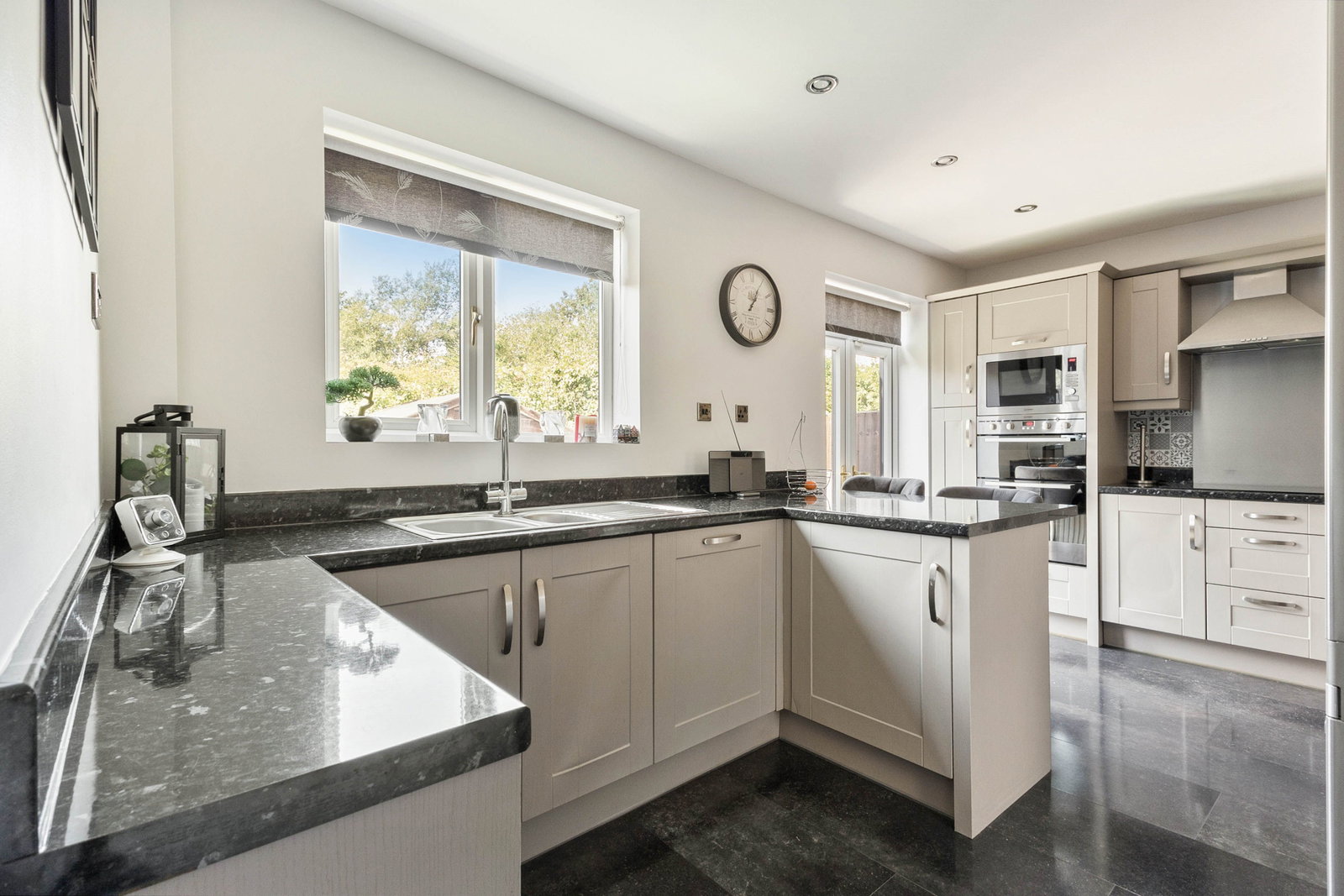 Semi Detached House for sale in Pontefract, Ashleigh Avenue, Pontefract, 1023 m²