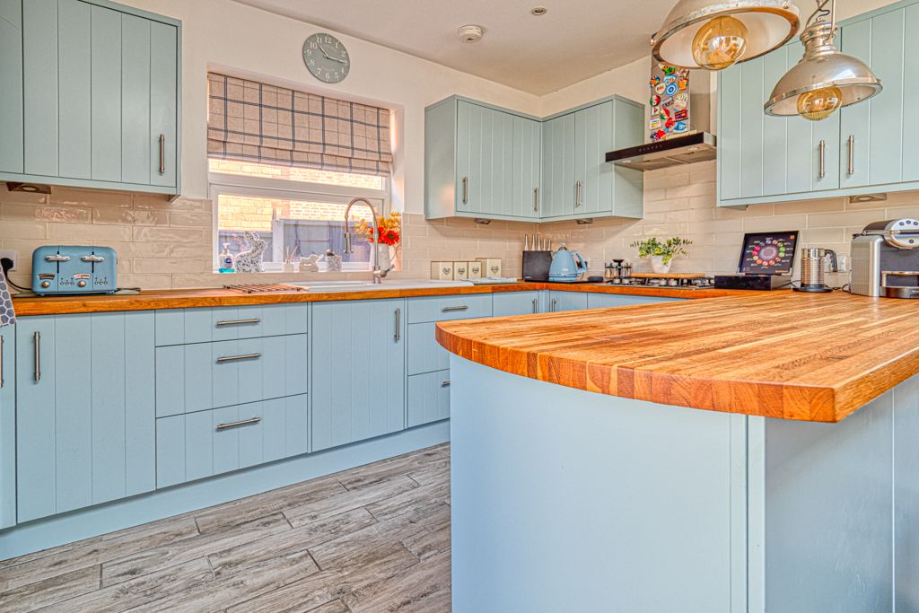 Semi Detached House for sale in Nottingham, Wyvern Avenue, Long Eaton, Nottingham, NG10 1AG