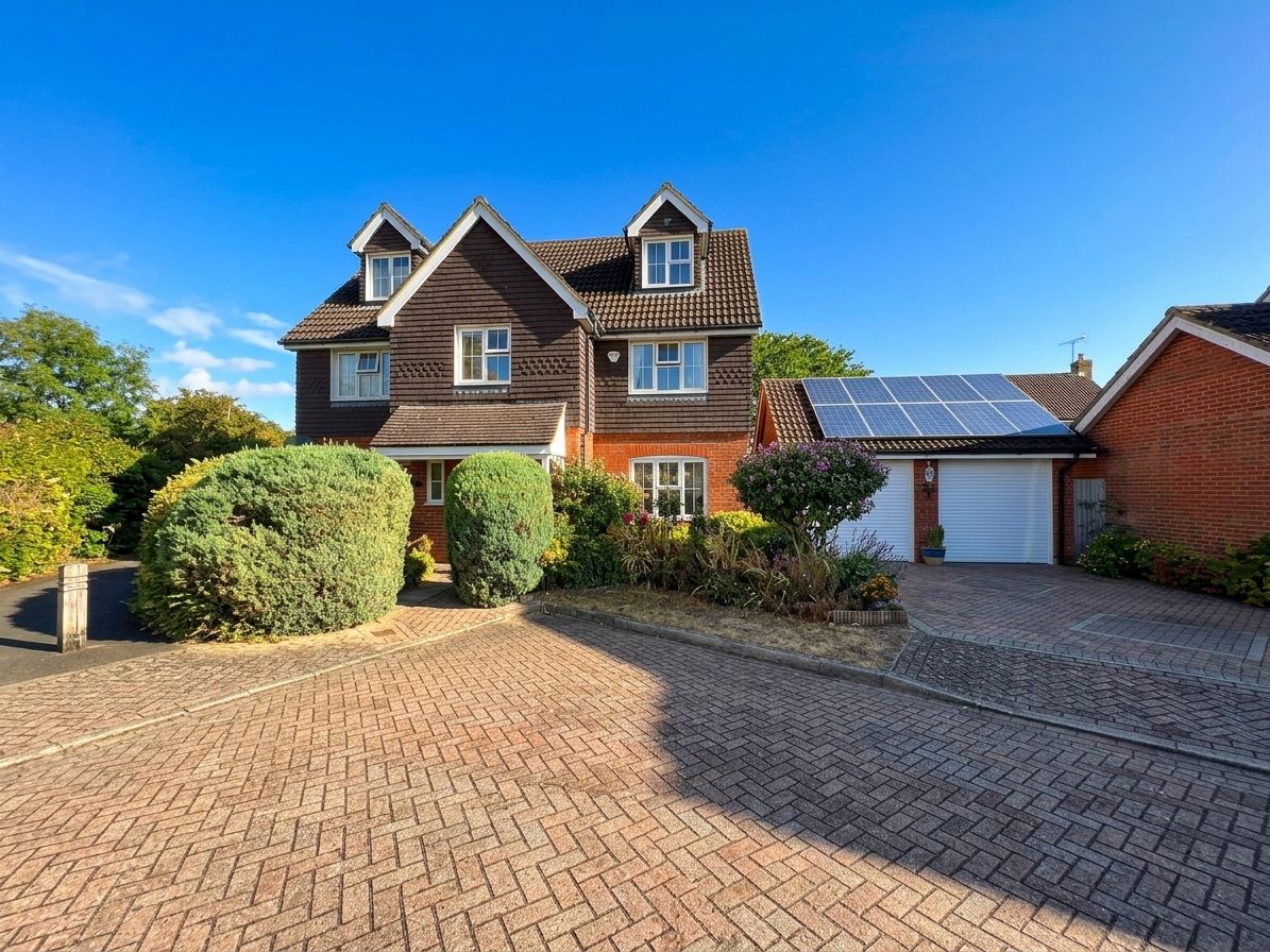 Detached House for sale in Ashford, Bryony Drive, Kingsnorth, Ashford, TN23
