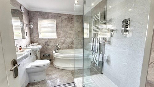 Semi Detached House for sale in Rochester, Chilton Drive, Higham, Rochester, ME3 7BW, 1518 m²