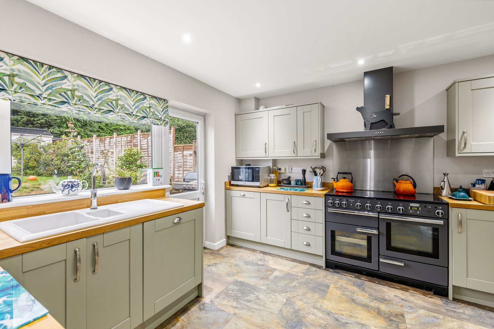 Detached House for sale in Lingfield, West Street, Dormansland