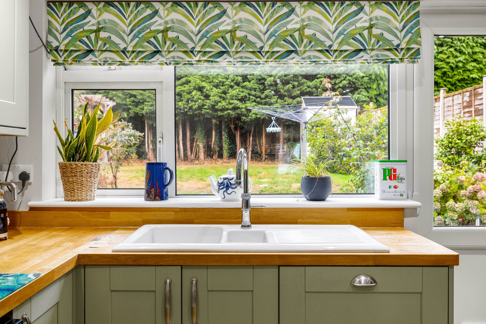 Detached House for sale in Lingfield, West Street, Dormansland