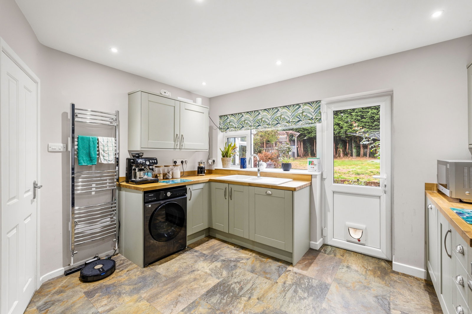 Detached House for sale in Lingfield, West Street, Dormansland