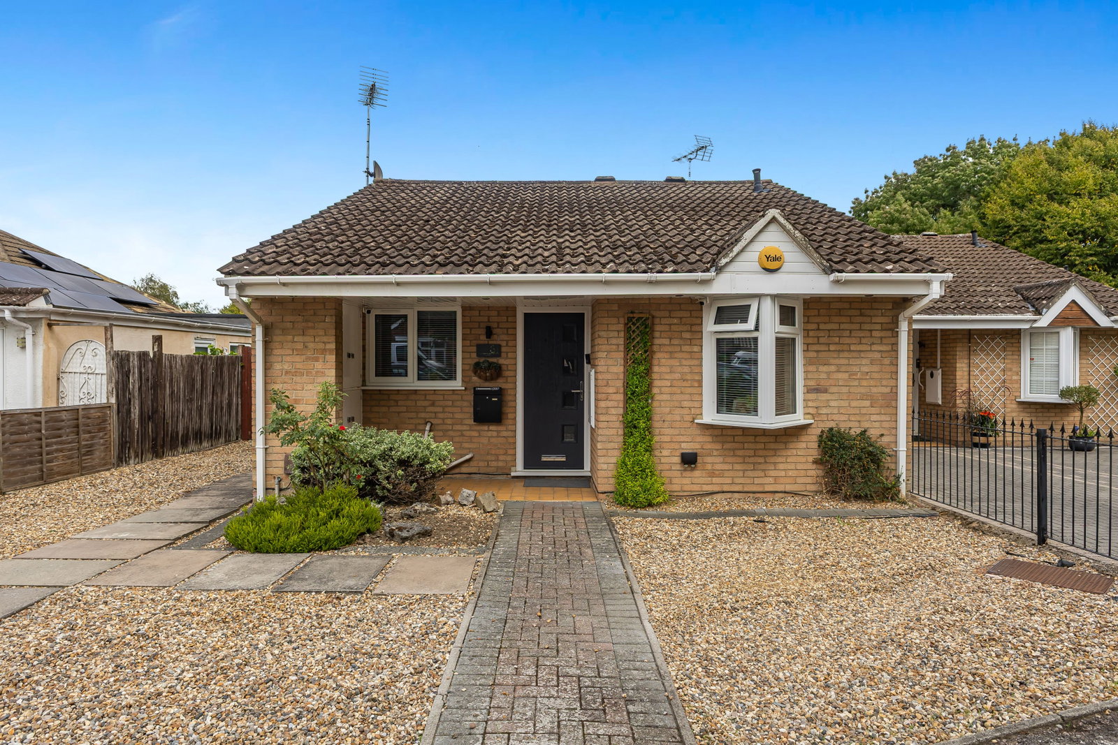 Semi Detached Bungalow for sale in Dunstable, Cemetery Road, Houghton Regis, 621 m²