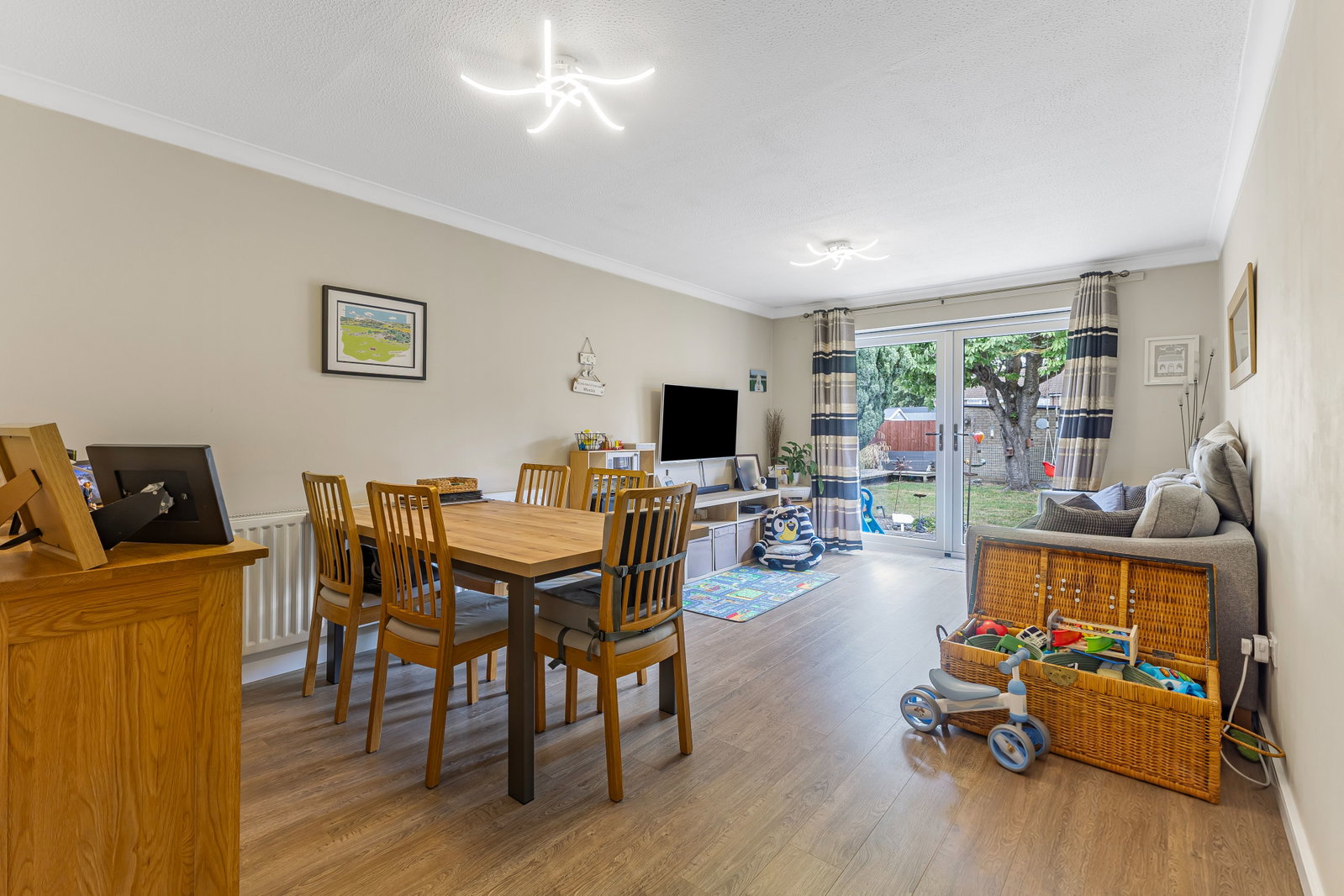 Semi Detached Bungalow for sale in Dunstable, Cemetery Road, Houghton Regis, 621 m²
