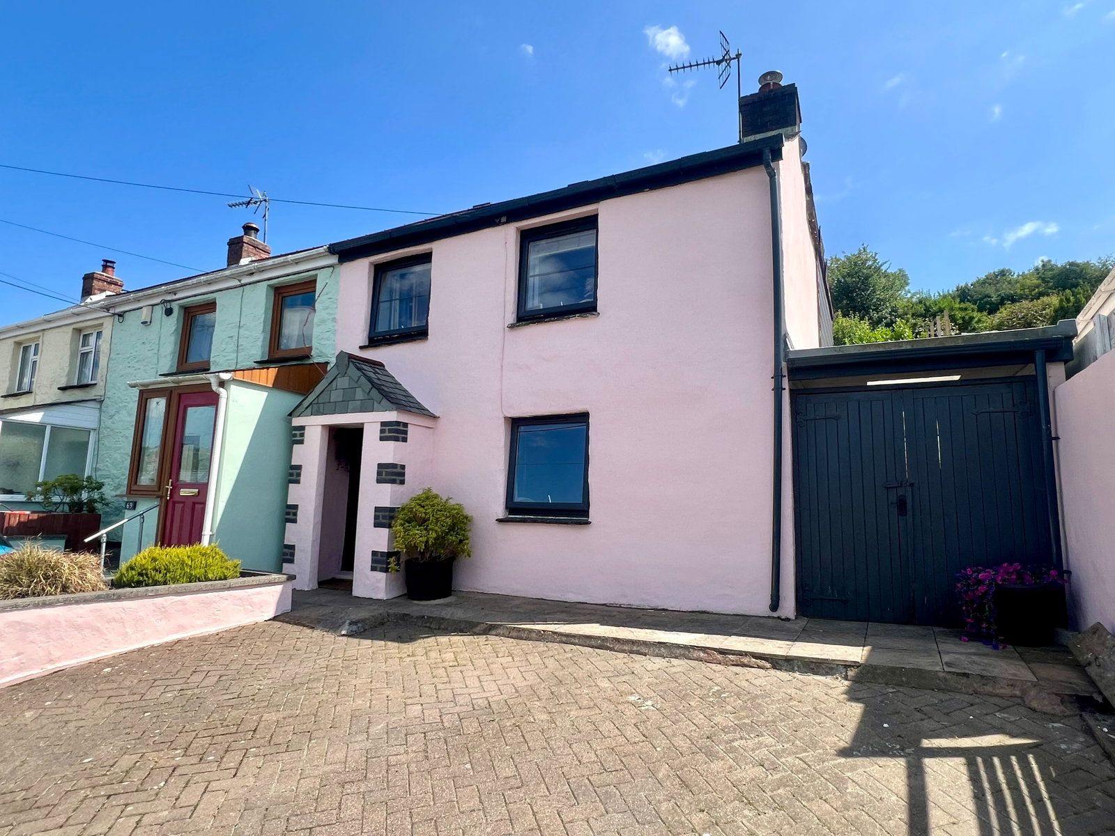 End Of Terrace House in Par