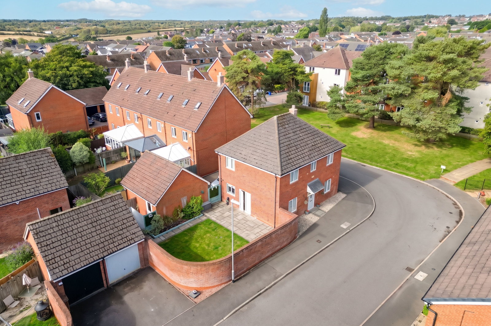 Detached House for sale in Burntwood, Pine Tree Close, Burntwood, 117 m²