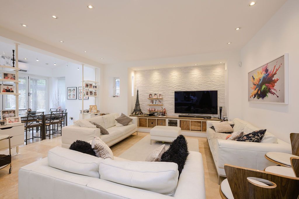 Detached House in London 3