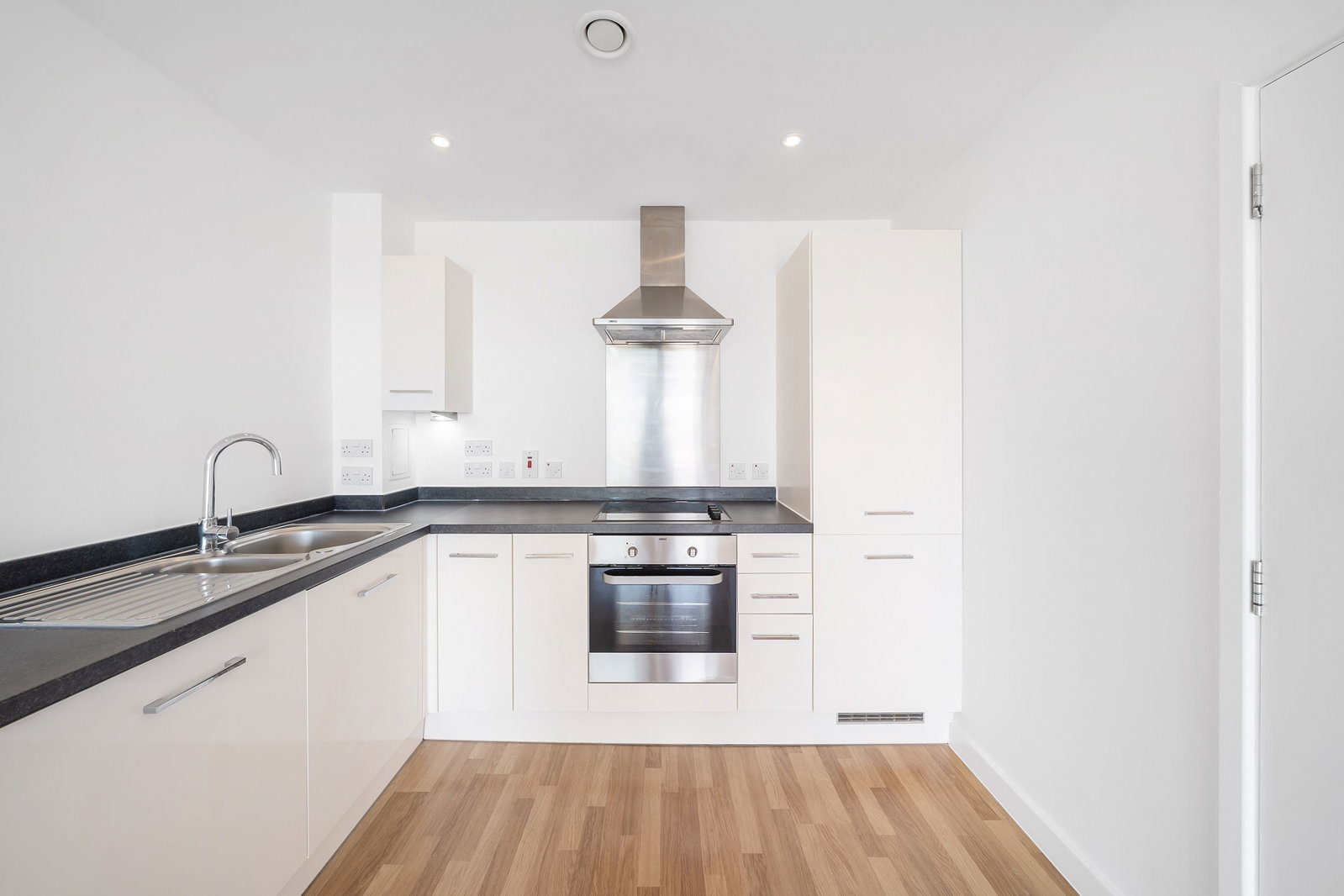 Flat for sale in London, Cranston Court, Shepherd's Bush, W12, 597 m²