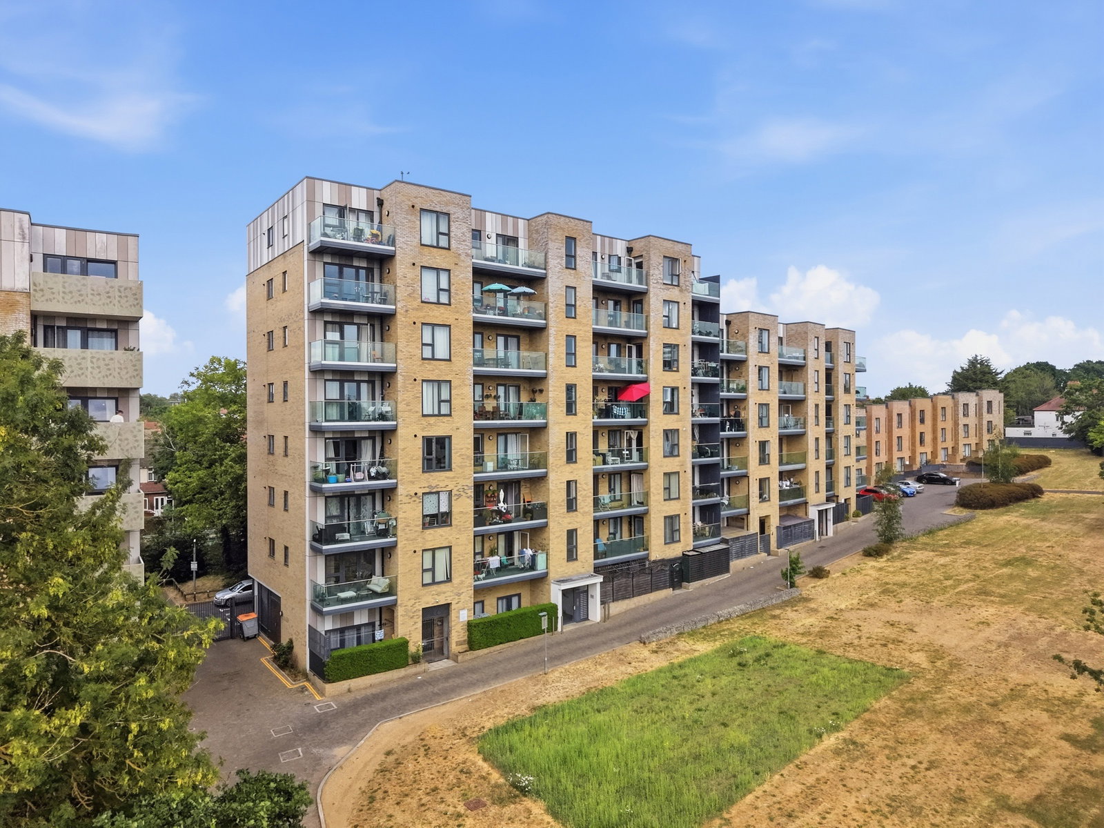 Flat for sale in Greenford, Goshawk Court, Greenford, UB6, 750 m²