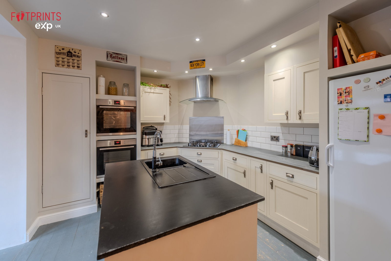 Semi Detached House for sale in Broadstairs, Whitfield Avenue, Broadstairs, CT10 3HX, 1119 m²
