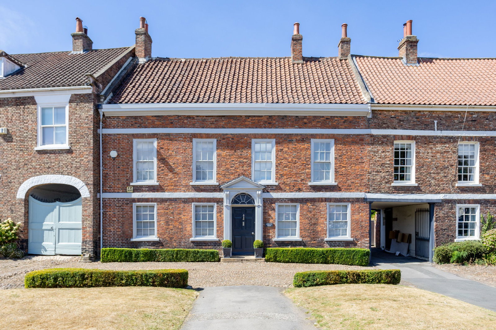 Town House for sale in York, Roecliffe House, Market Place, Easingwold, York, YO61 3AL, 5232 m²