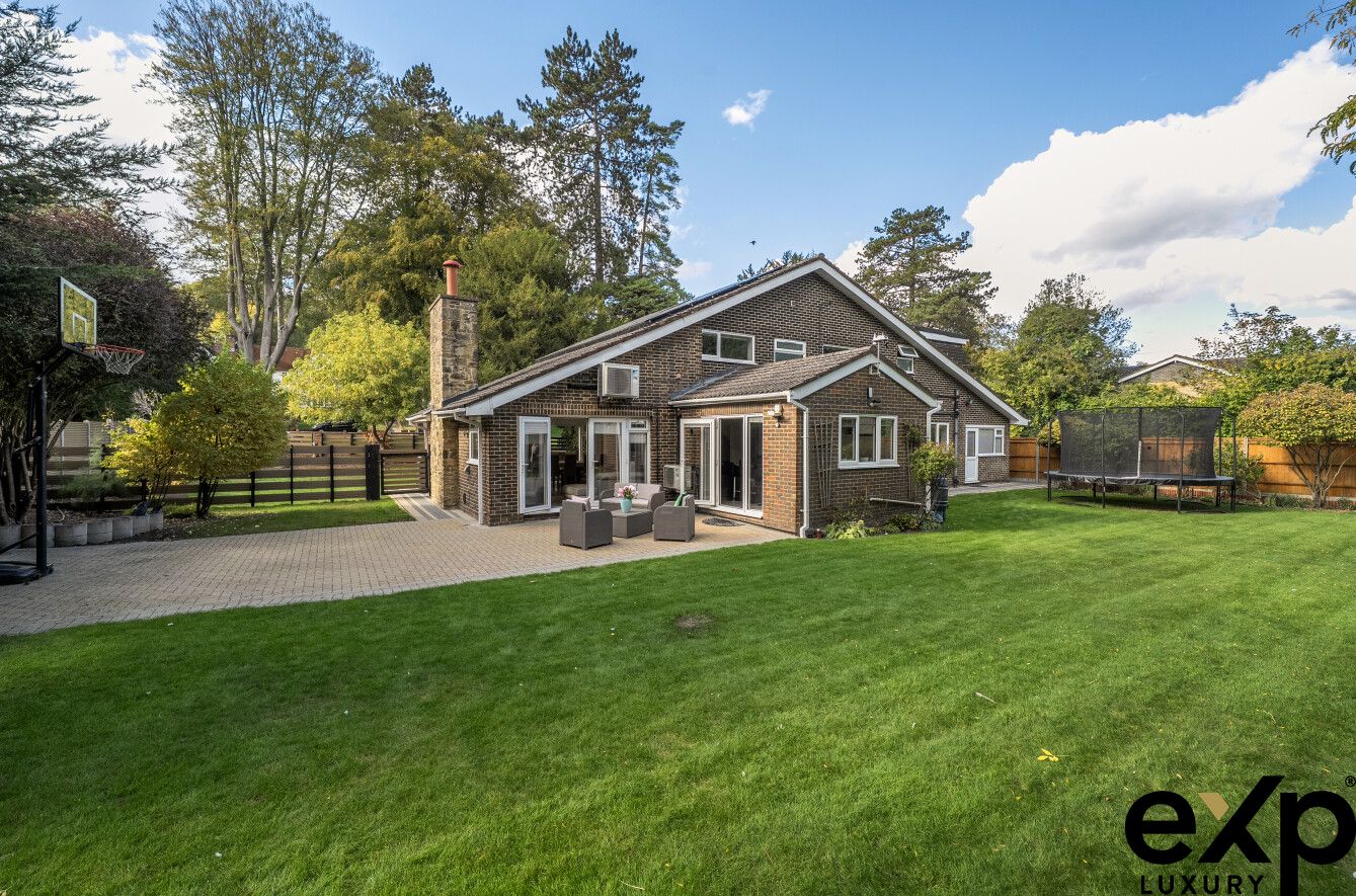 Detached House for sale in Caterham, Harestone Valley Road, Caterham, CR3, 3118 m²