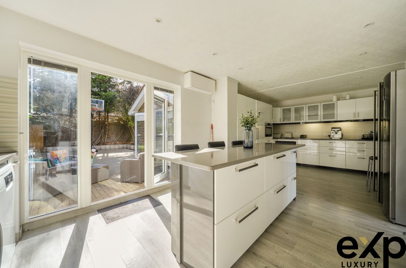 Detached House for sale in Caterham, Harestone Valley Road, Caterham, CR3, 3118 m²