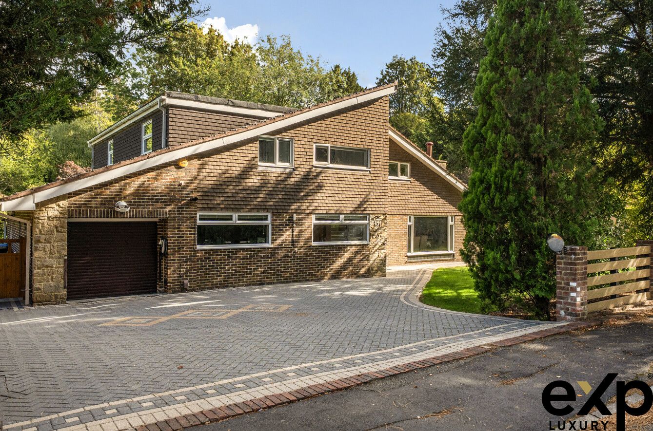 Detached House for sale in Caterham, Harestone Valley Road, Caterham, CR3, 3118 m²