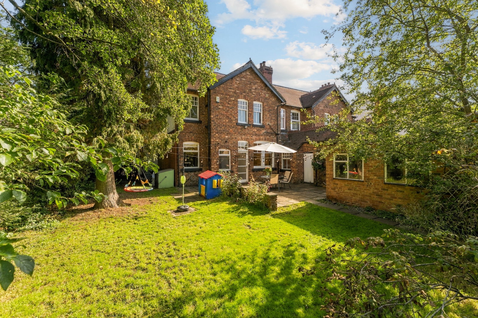 Semi Detached House for sale in Congleton, Biddulph Road, Congleton, Cheshire, CW12 3LY, 2214 m²