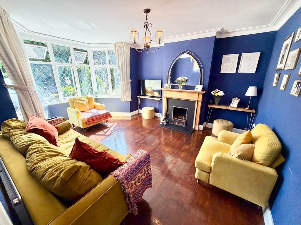 Semi Detached House for sale in London, Salmon Street, Kingsbury, London, NW9 8ND