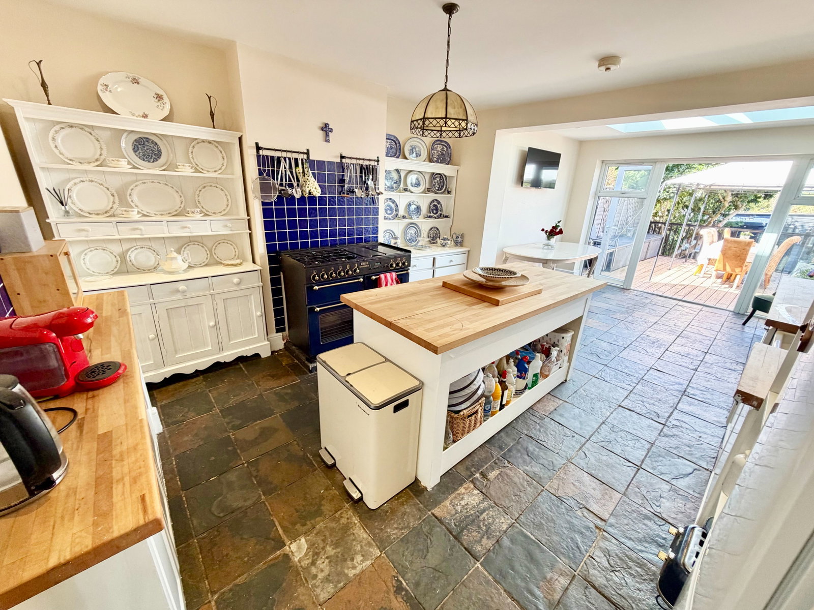 Semi Detached House for sale in London, Salmon Street, Kingsbury, London, NW9 8ND