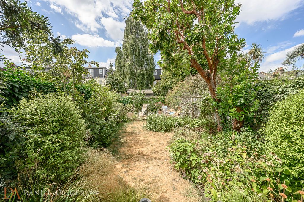 Semi Detached House for sale in London, Chestnut Road, London, SW20 8ED