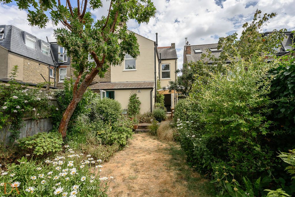 Semi Detached House for sale in London, Chestnut Road, London, SW20 8ED