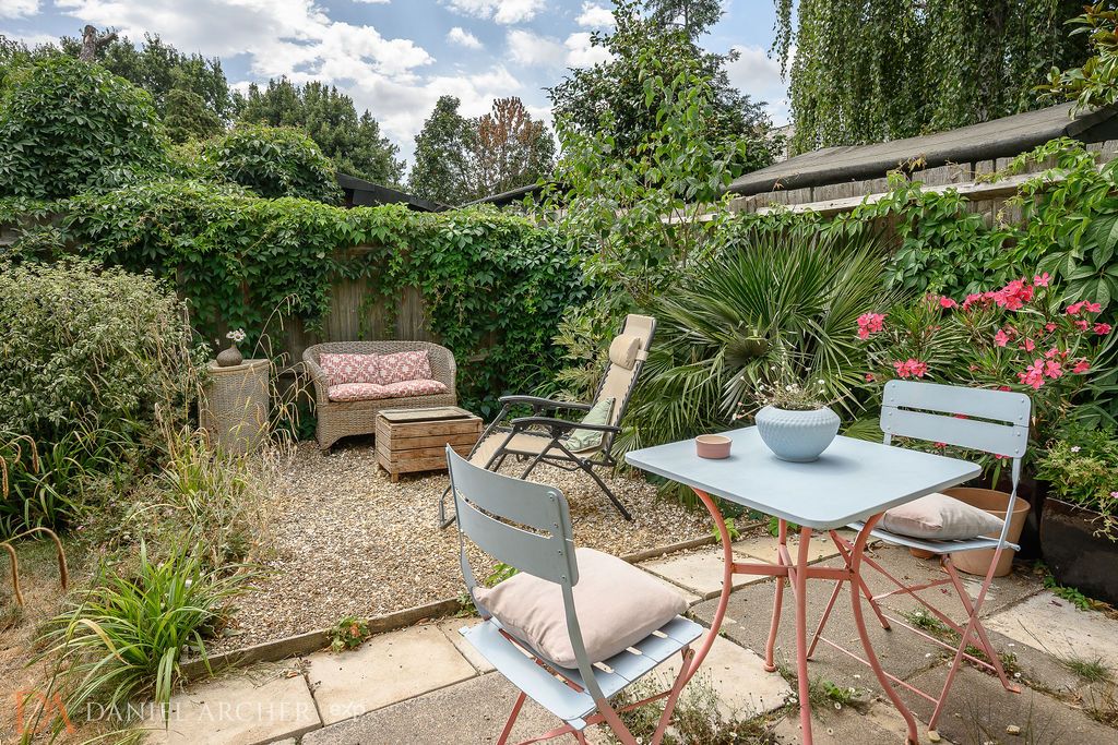 Semi Detached House for sale in London, Chestnut Road, London, SW20 8ED
