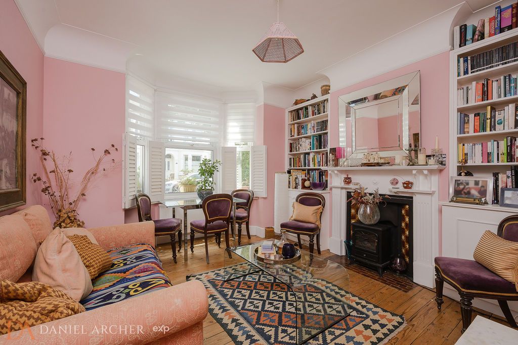 Semi Detached House for sale in London, Chestnut Road, London, SW20 8ED