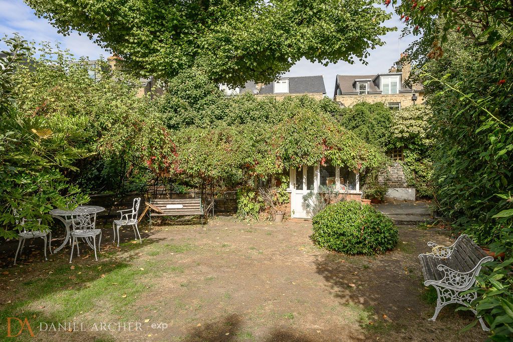 Detached House for sale in London, North Side Wandsworth Common, Wandsworth, SW18, 4157 m²