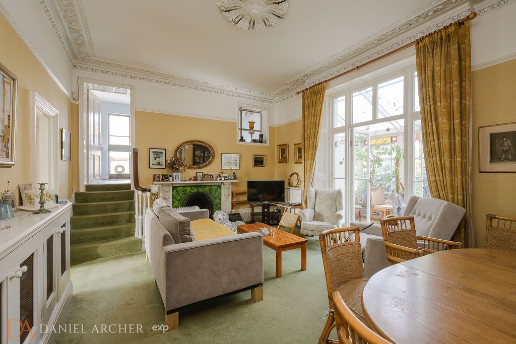 Detached House for sale in London, North Side Wandsworth Common, Wandsworth, SW18, 4157 m²