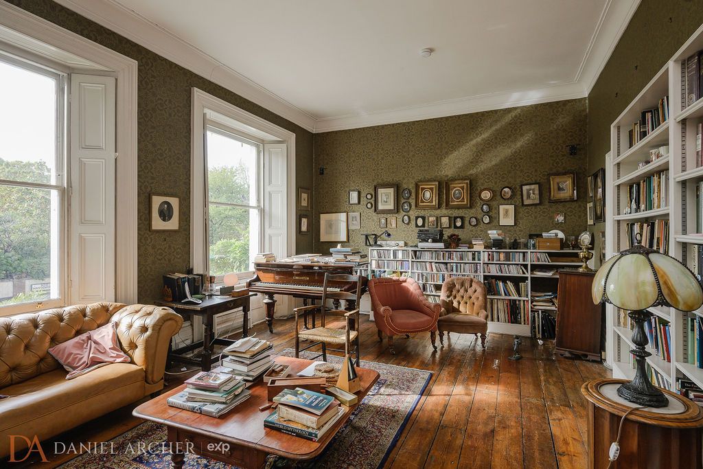 Detached House for sale in London, North Side Wandsworth Common, Wandsworth, SW18, 4157 m²