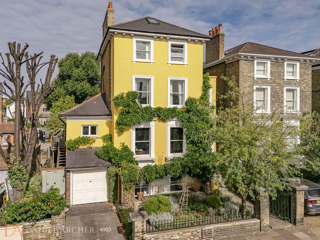 Detached House for sale in London, North Side Wandsworth Common, Wandsworth, SW18, 4157 m²