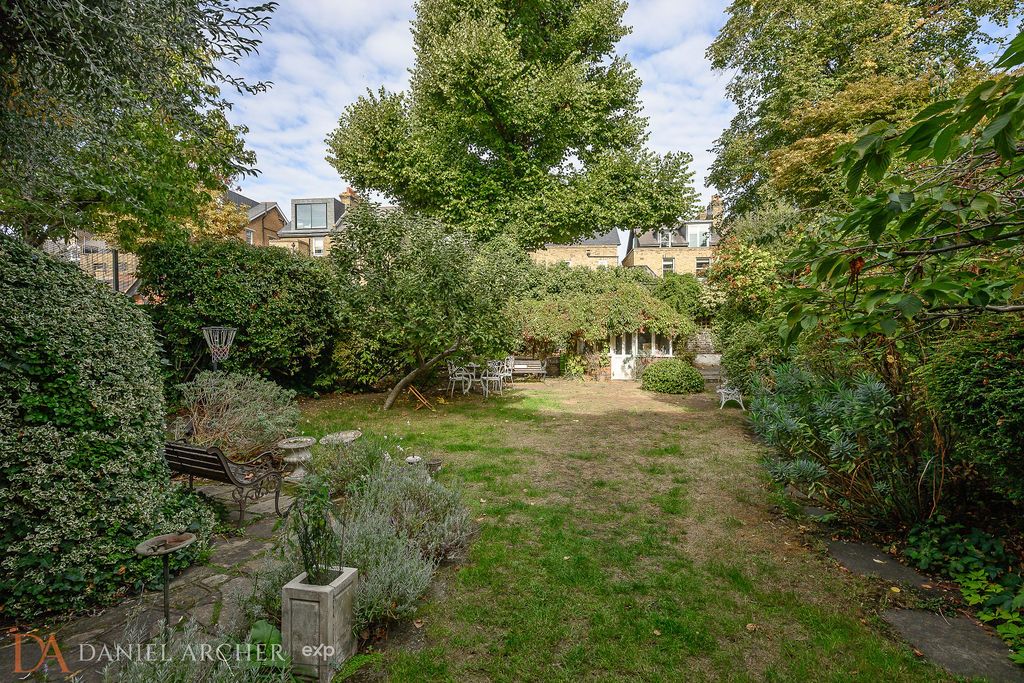 Detached House for sale in London, North Side Wandsworth Common, Wandsworth, SW18, 4157 m²