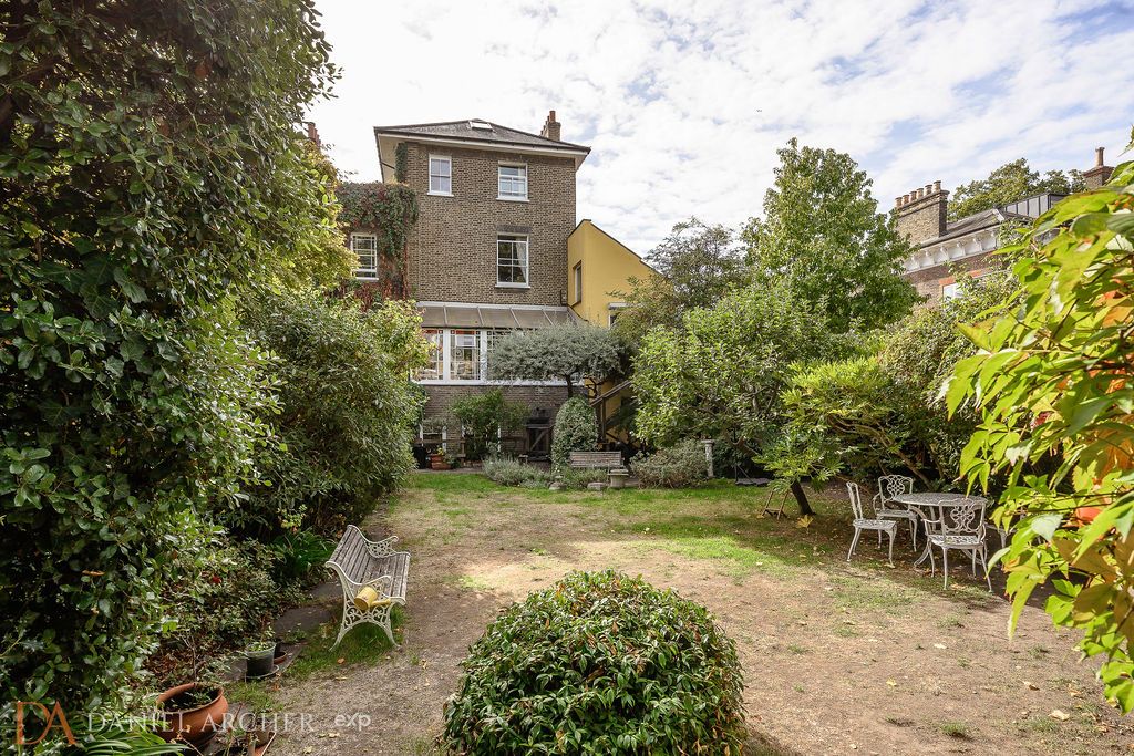 Detached House for sale in London, North Side Wandsworth Common, Wandsworth, SW18, 4157 m²