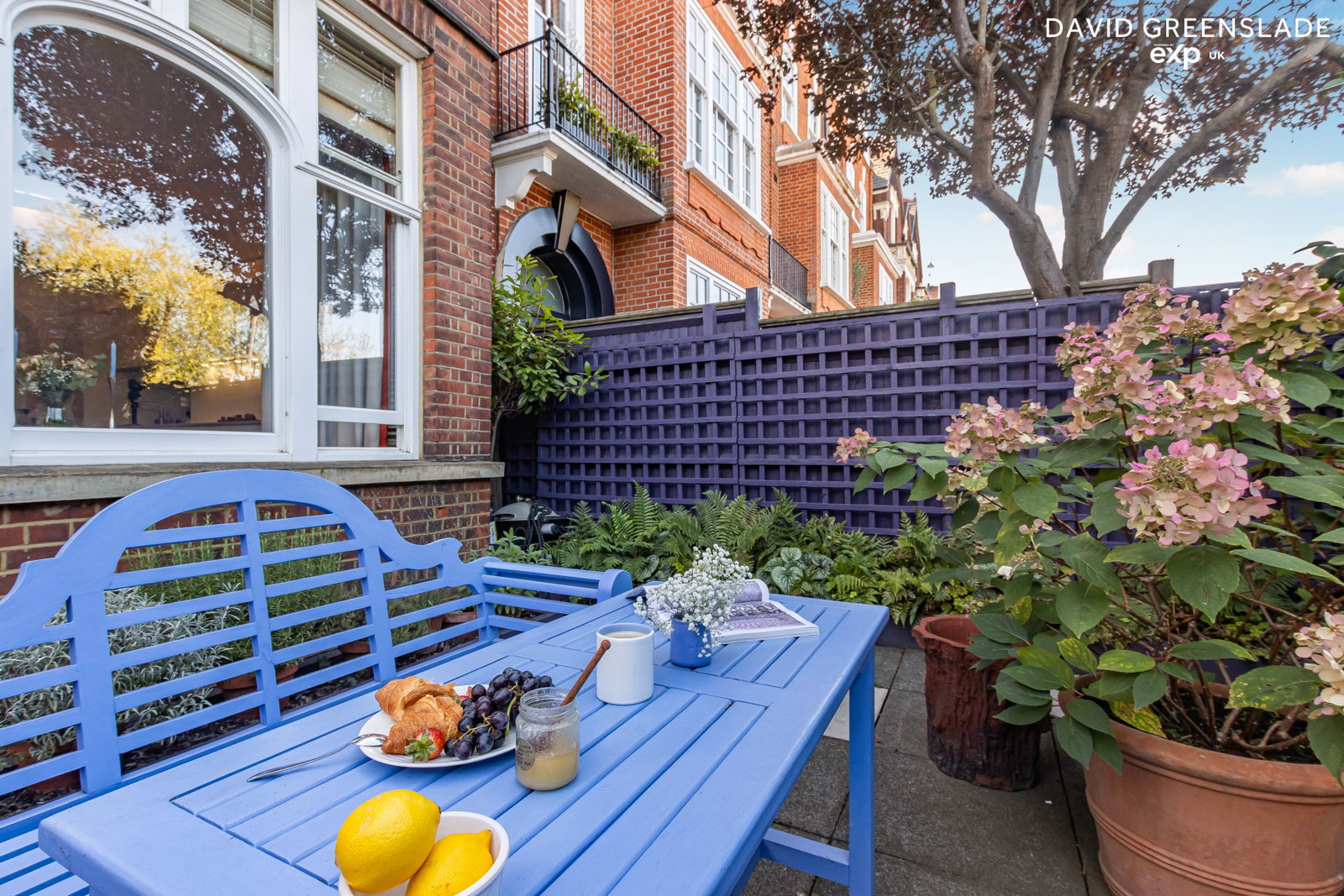 Flat for sale in London, Clapham Common South Side, London, SW4 9DG