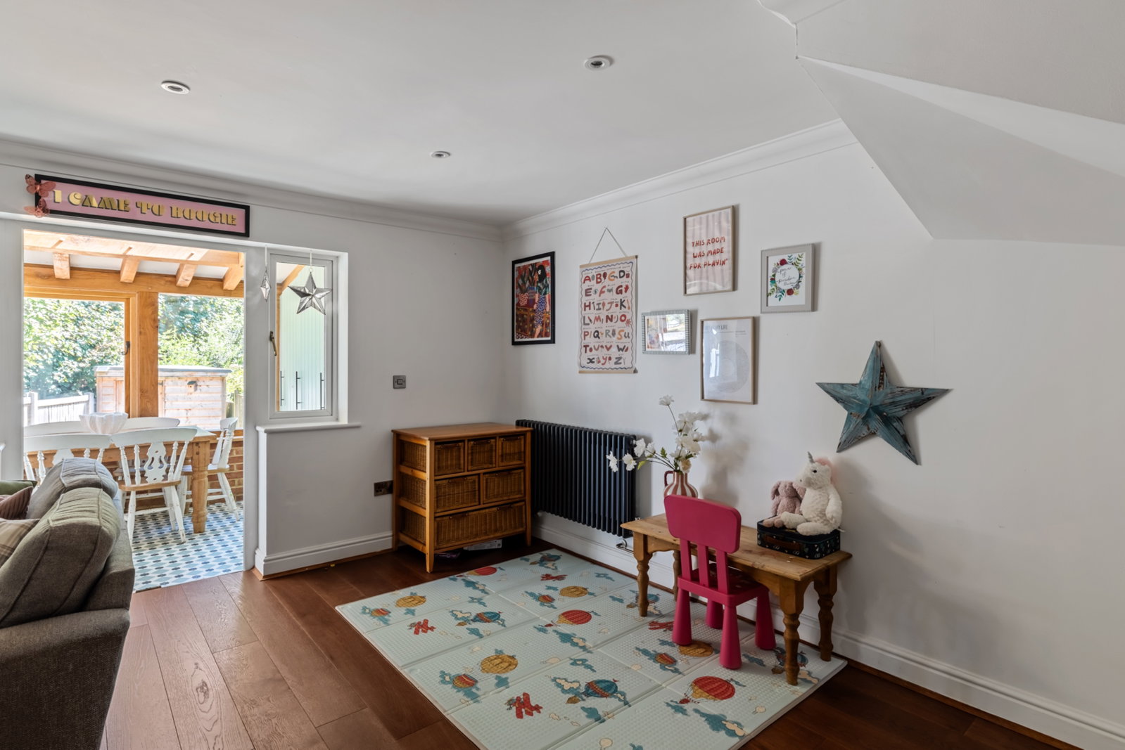 Semi Detached House for sale in Tonbridge, Hunter Seal, Leigh, Tonbridge, TN11 9AW, 975 m²