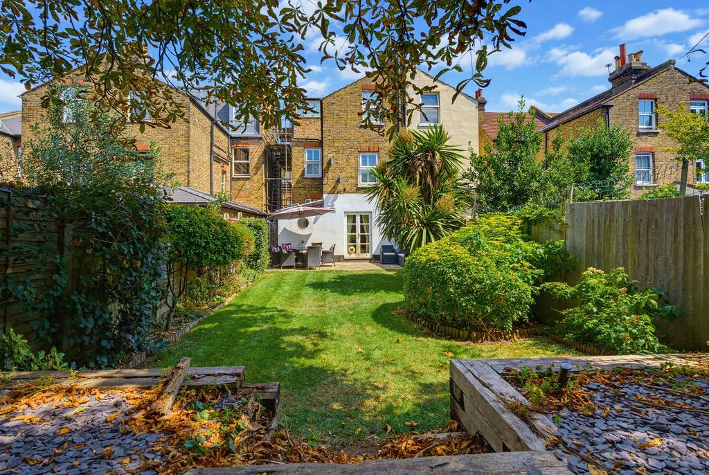 Flat for sale in London, Tankerville Road, Streatham Common, SW16, 707 m²