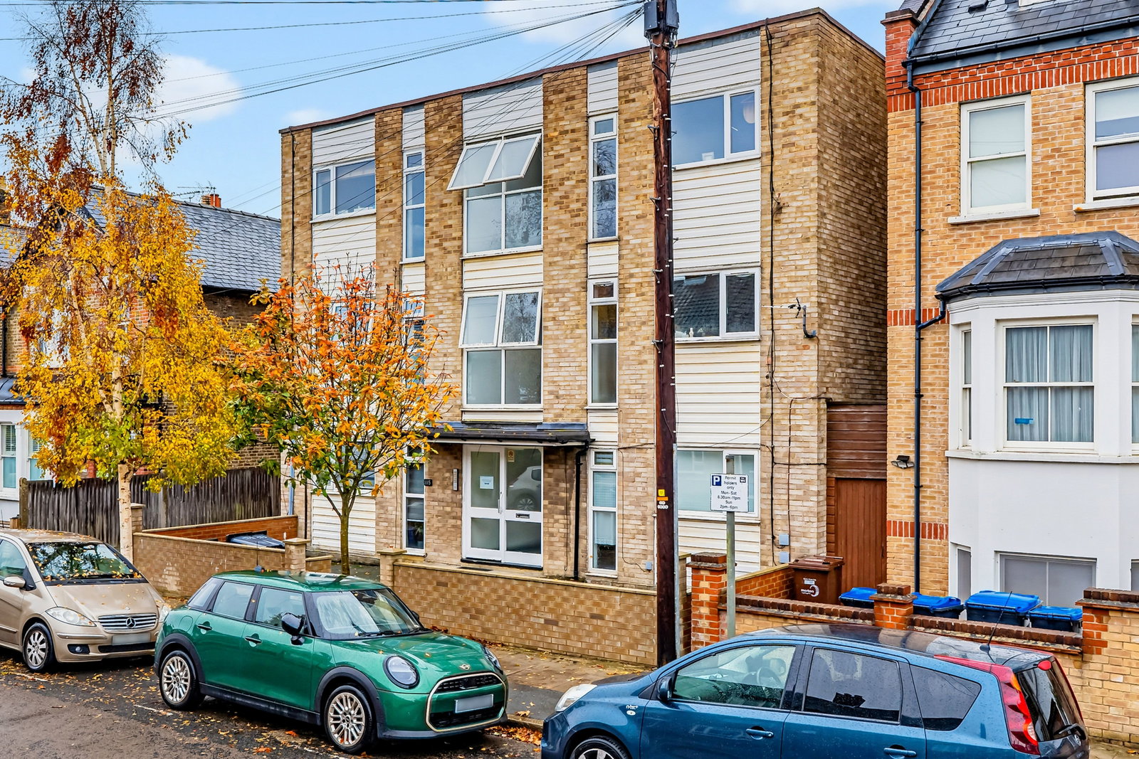 Flat for sale in London, Graham Road, London, SW19, 794 m²