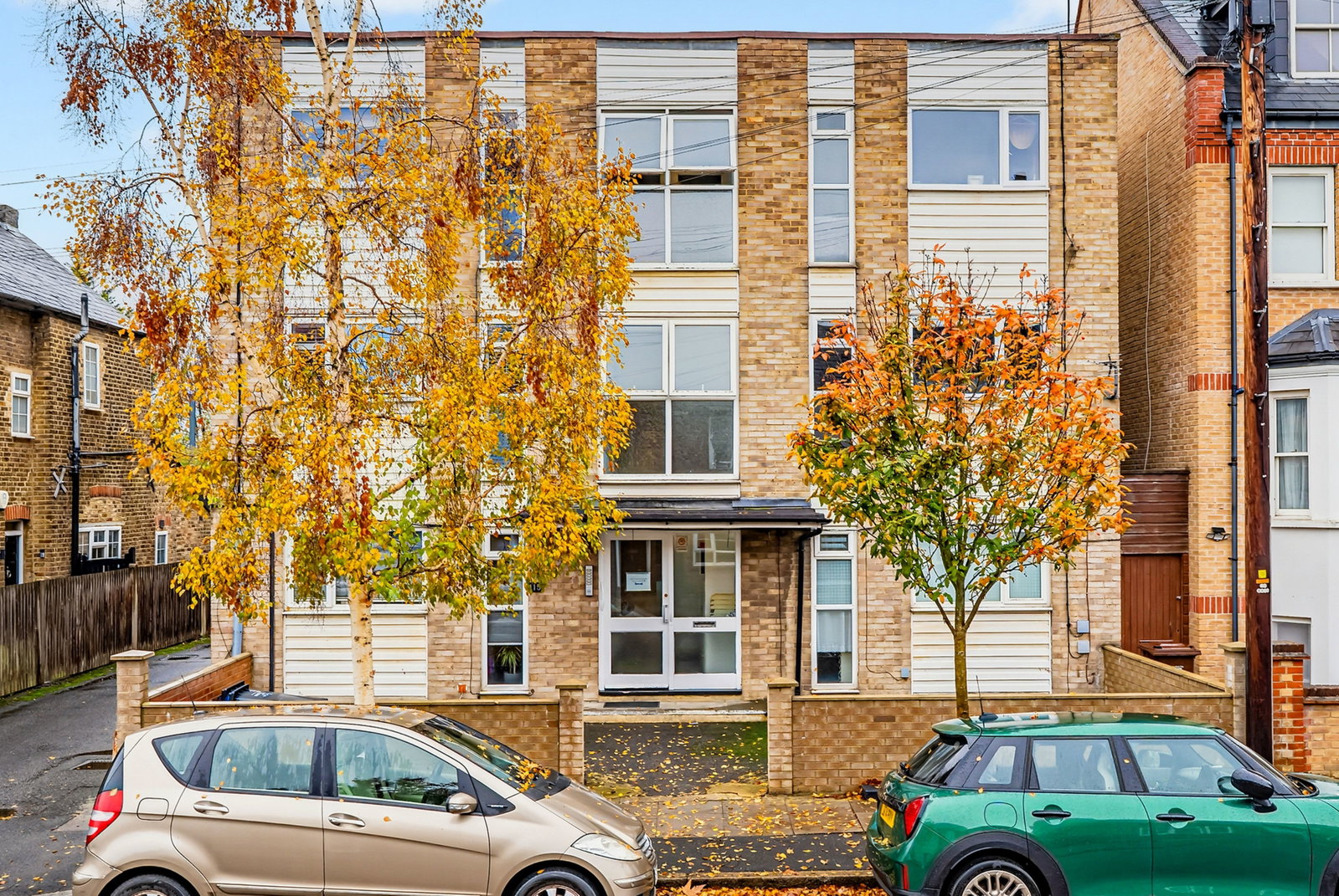 Flat for sale in London, Graham Road, London, SW19, 794 m²