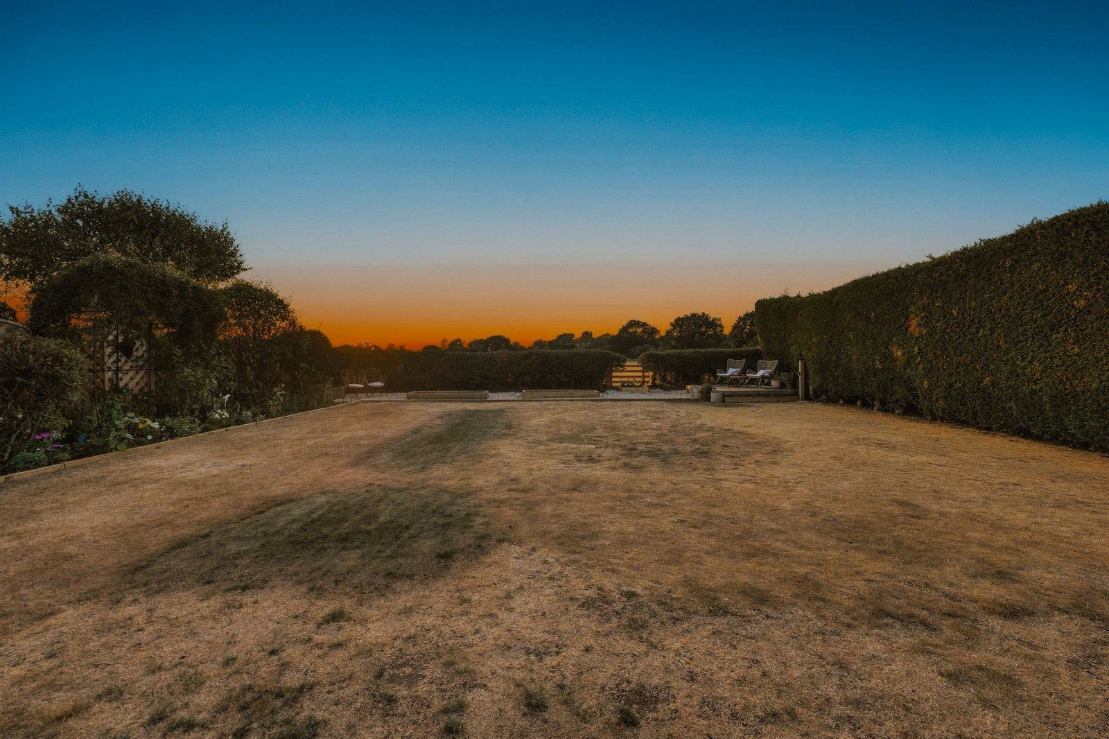Detached House for sale in Southwell, Sunset Views & Stylish Living on Longmead Drive, 2227 m²