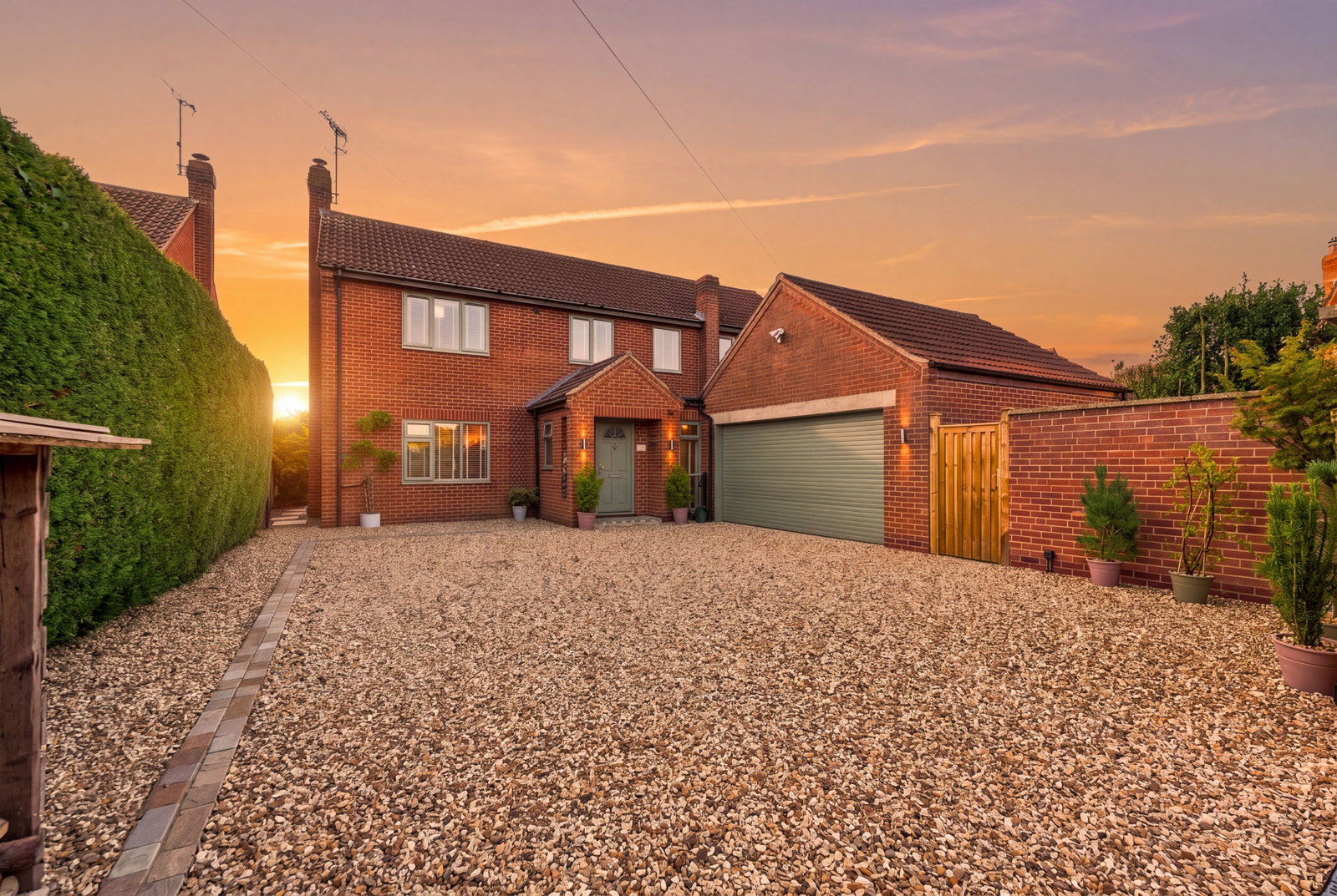 Detached House for sale in Southwell, Sunset Views & Stylish Living on Longmead Drive, 2227 m²