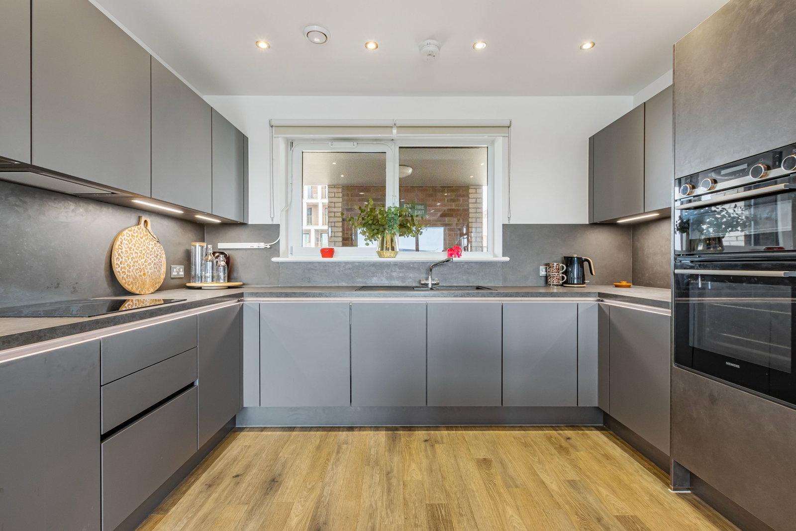 Apartment for sale in London, Auckland Road, Leyton, E10 5UL, 860 m²