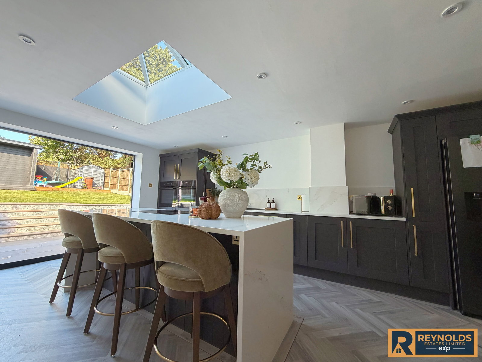 Semi Detached House for sale in Snodland, Nevill Road, Snodland, Kent, ME6 5HX, 1173 m²