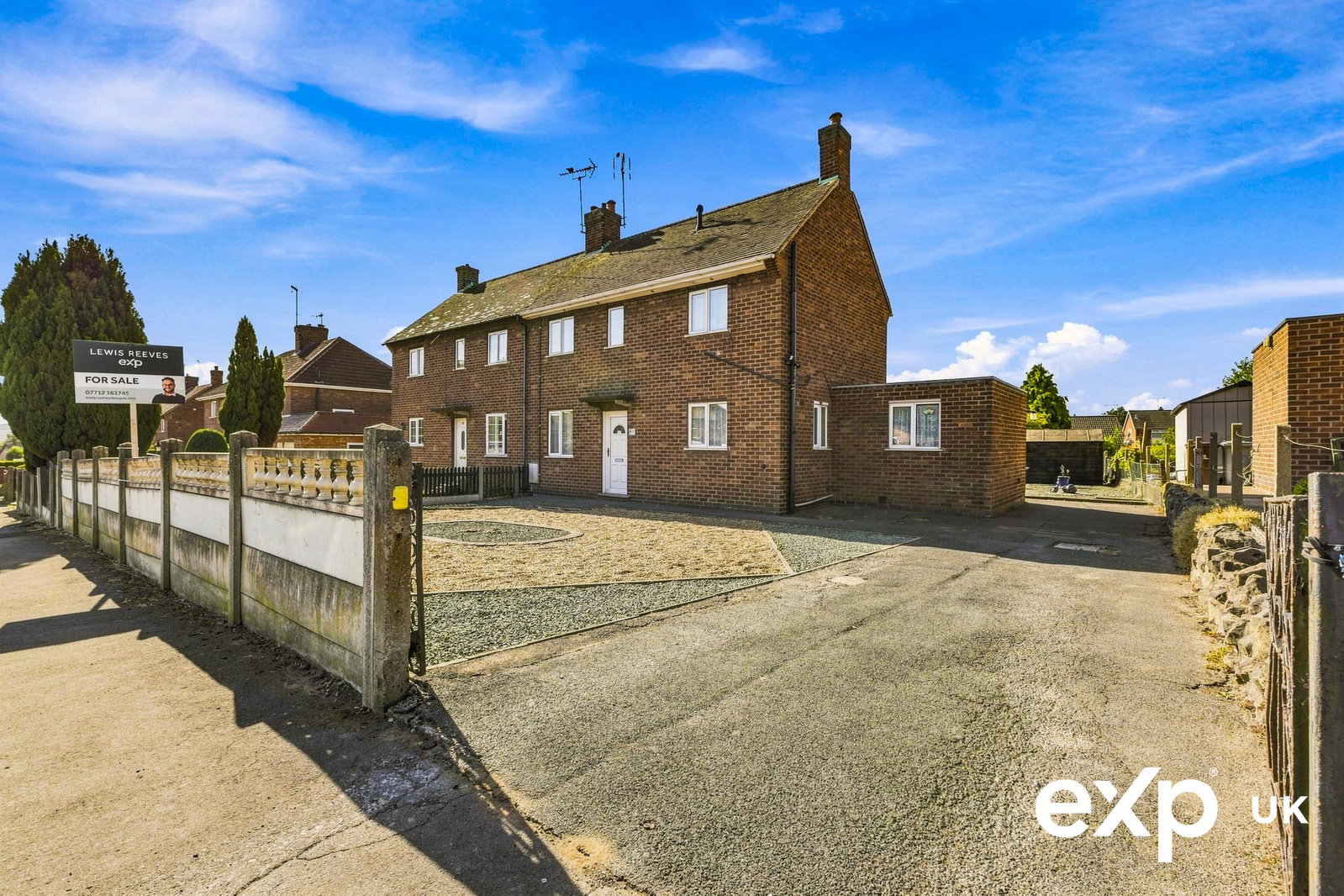Semi Detached House in Newark