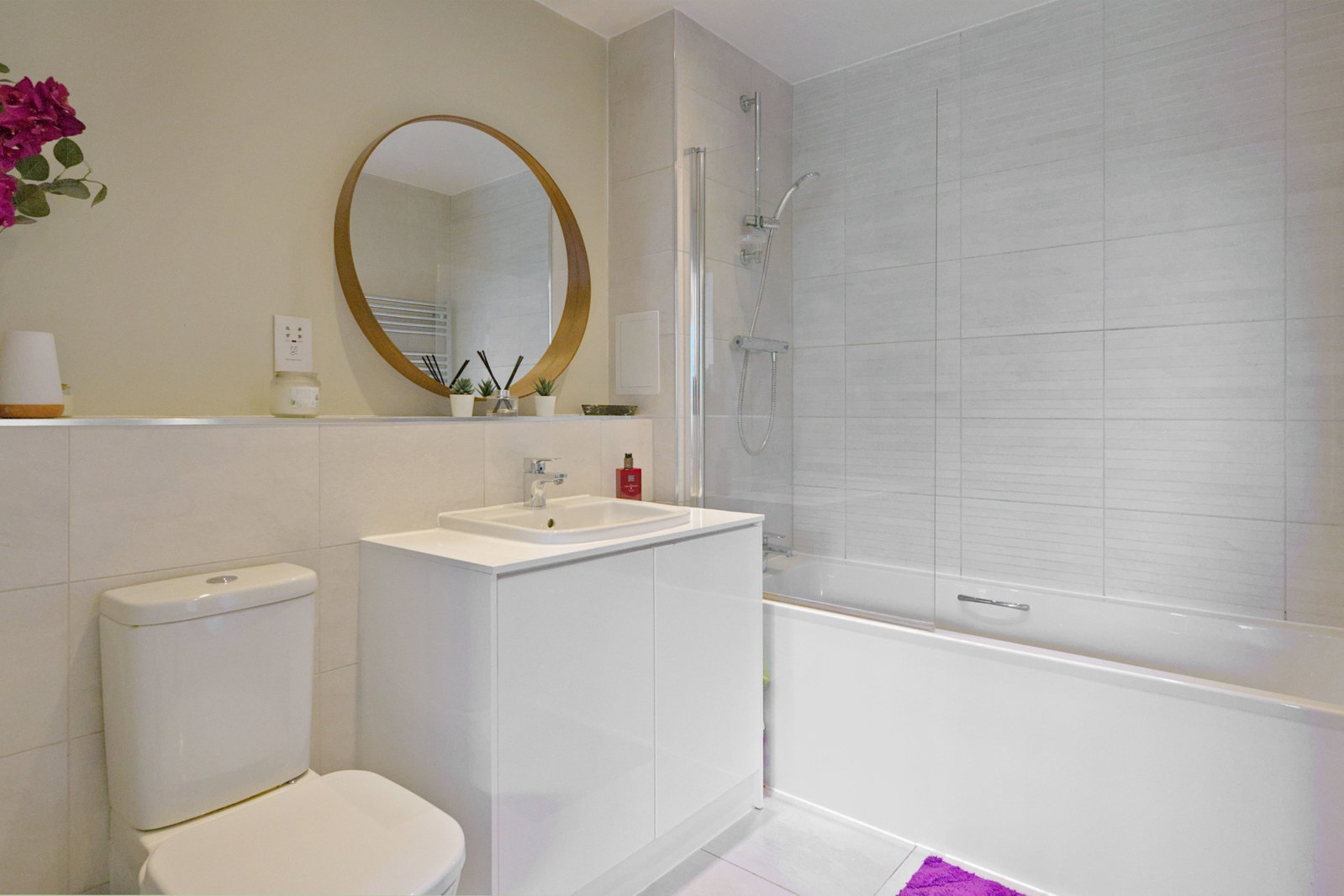 Flat for sale in London, Lakeside Drive, NW10