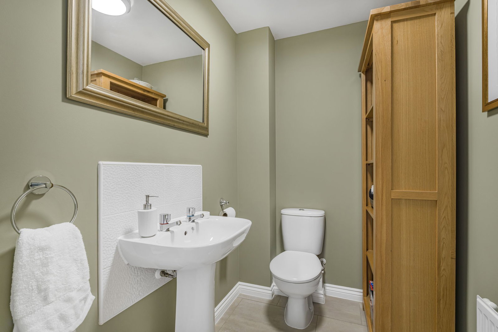 Terraced House for sale in Cheltenham, Fotescue Road, Bishops Cleeve, Cheltenham, GL52, 890 m²