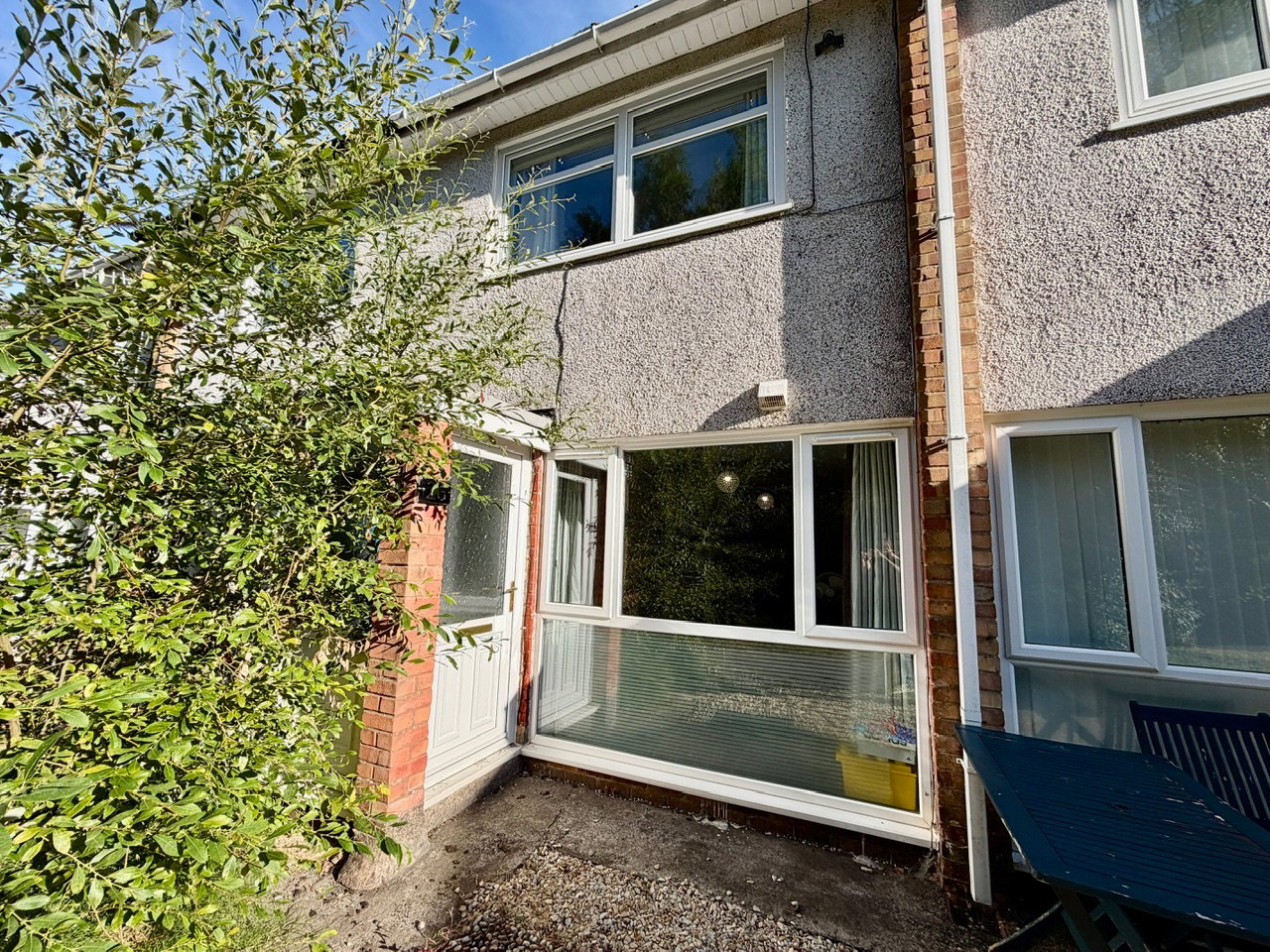 Terraced House for sale in Blackwood, Woodfield Park Crescent, Woodfieldside, Blackwood, NP12 0BX, 743 m²