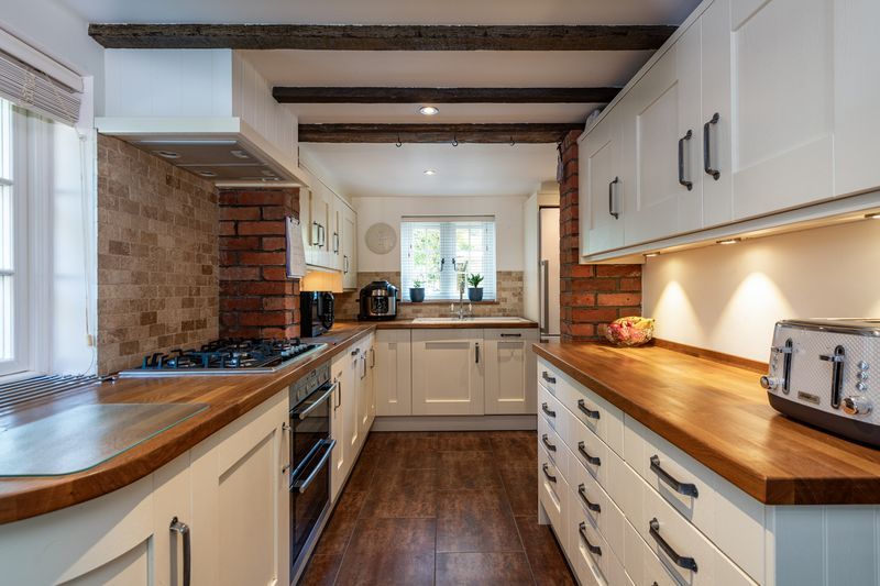 End Of Terrace House for sale in Tonbridge, Mews Lodge, Iden Court Mews, Staplehurst, 903 m²