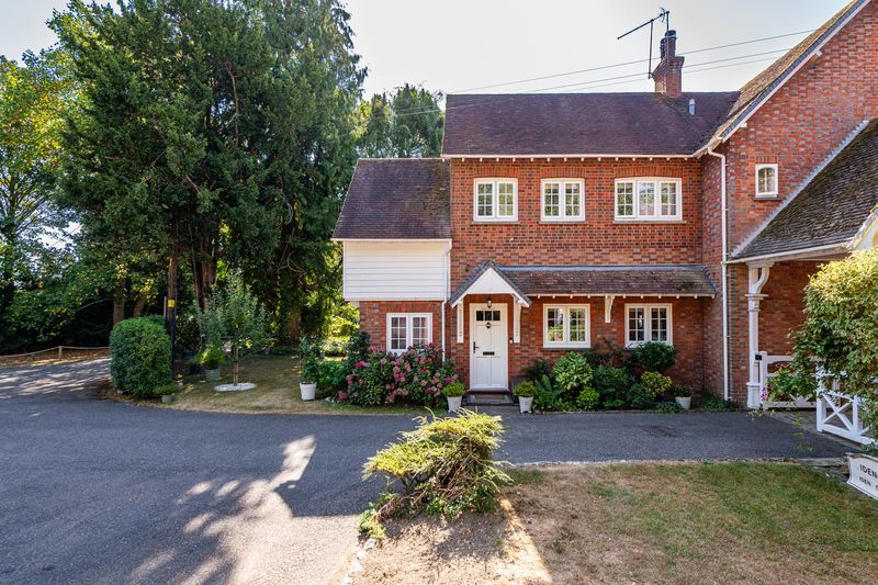 End Of Terrace House for sale in Tonbridge, Mews Lodge, Iden Court Mews, Staplehurst, 903 m²