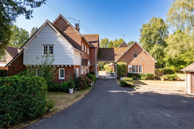 End Of Terrace House for sale in Tonbridge, Mews Lodge, Iden Court Mews, Staplehurst, 903 m²