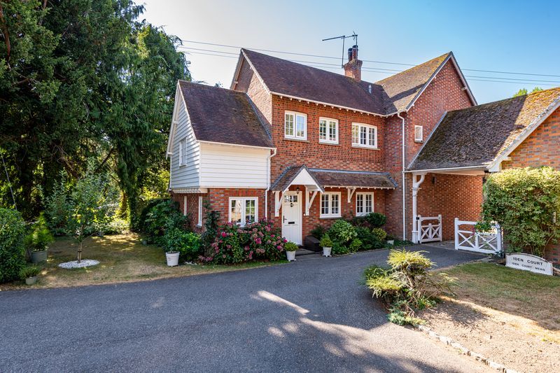 End Of Terrace House for sale in Tonbridge, Mews Lodge, Iden Court Mews, Staplehurst, 903 m²