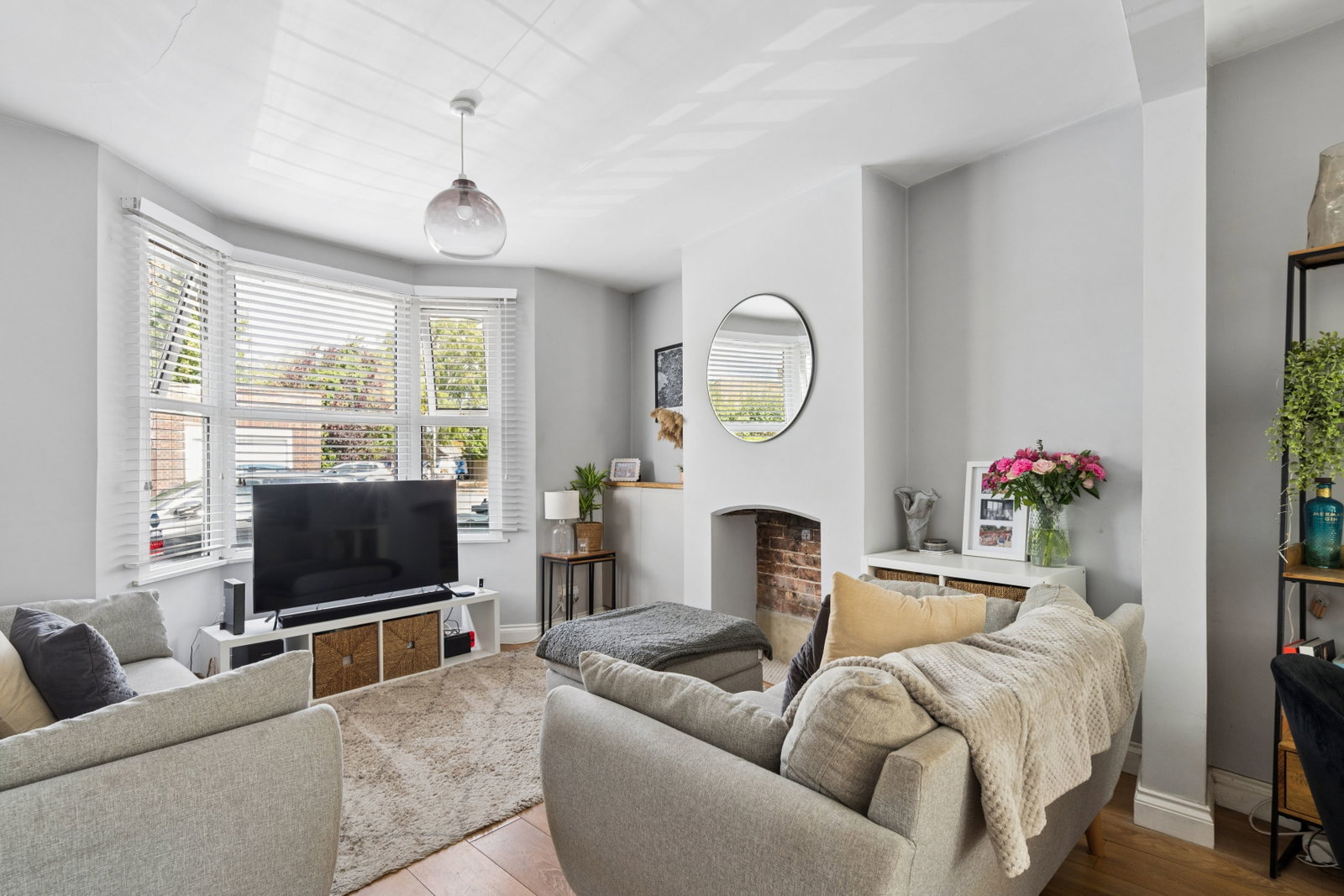 End Of Terrace House for sale in Dunstable, Downs Road, Dunstable, LU5 4DD, 855 m²